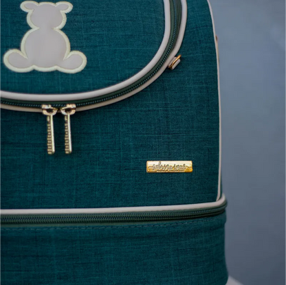 Frasqueira Baú - Linho Verde Musgo com Detalhes em Couro Bege Claro e Aplicação de Ursinho