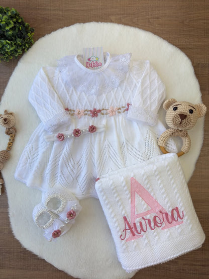 Kit Saída de Maternidade Luxo em Tricot Artesanal - Conforto e Elegância para o Bebê - Personalize Com o Nome da Sua Princesa