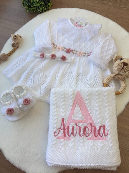 Kit Saída de Maternidade Luxo em Tricot Artesanal - Conforto e Elegância para o Bebê - Personalize Com o Nome da Sua Princesa