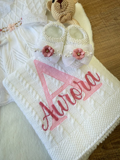 Kit Saída de Maternidade Luxo em Tricot Artesanal - Conforto e Elegância para o Bebê - Personalize Com o Nome da Sua Princesa