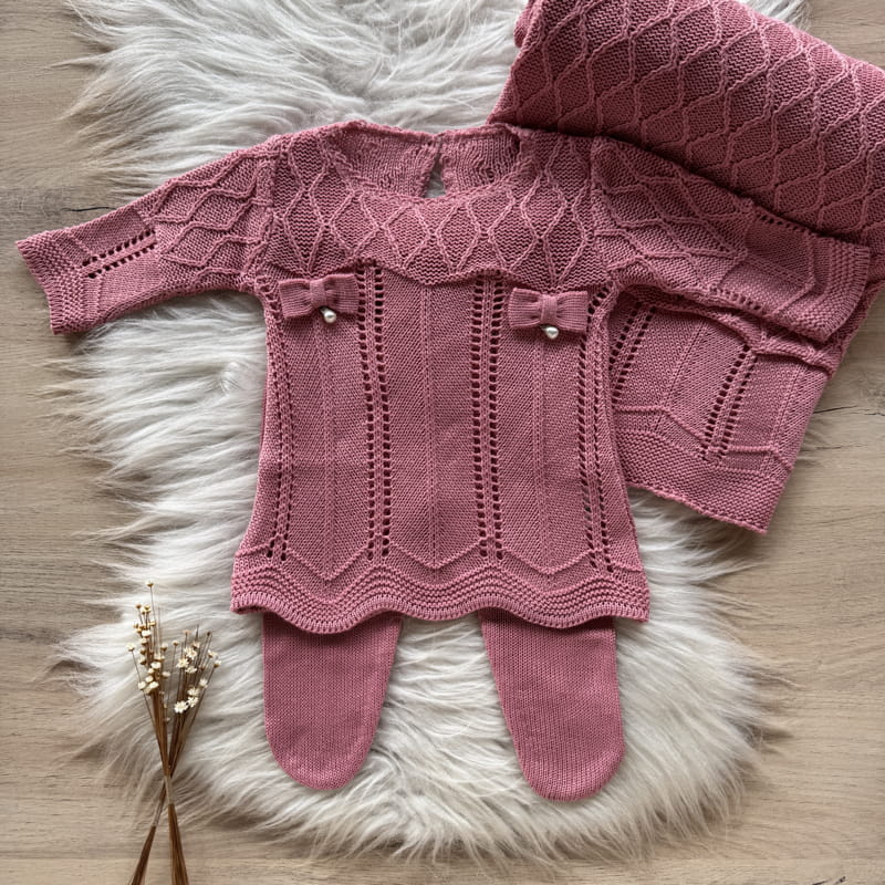 Saída Maternidade Losangos com Pérolas Detalhe Lacinhos Rosa